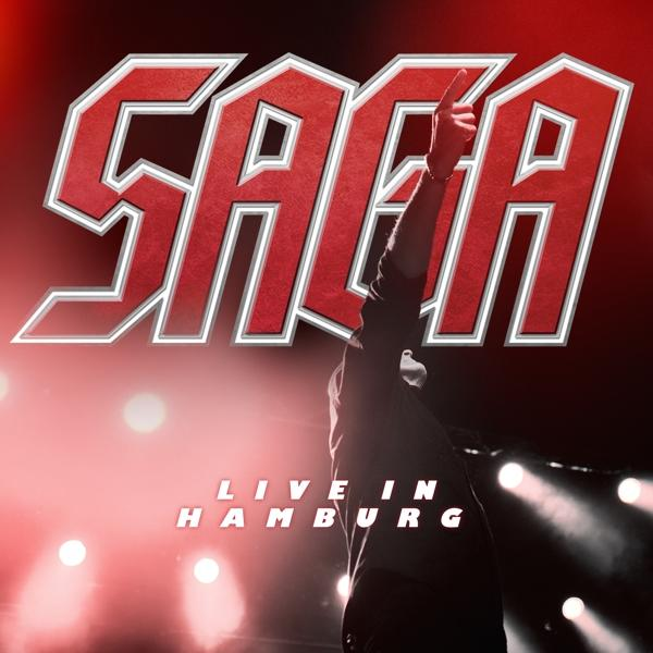 SAGA - Live in Hamburg. Ein Live-Konzert mit einer Band, rotem Hintergrund und Lichtern.