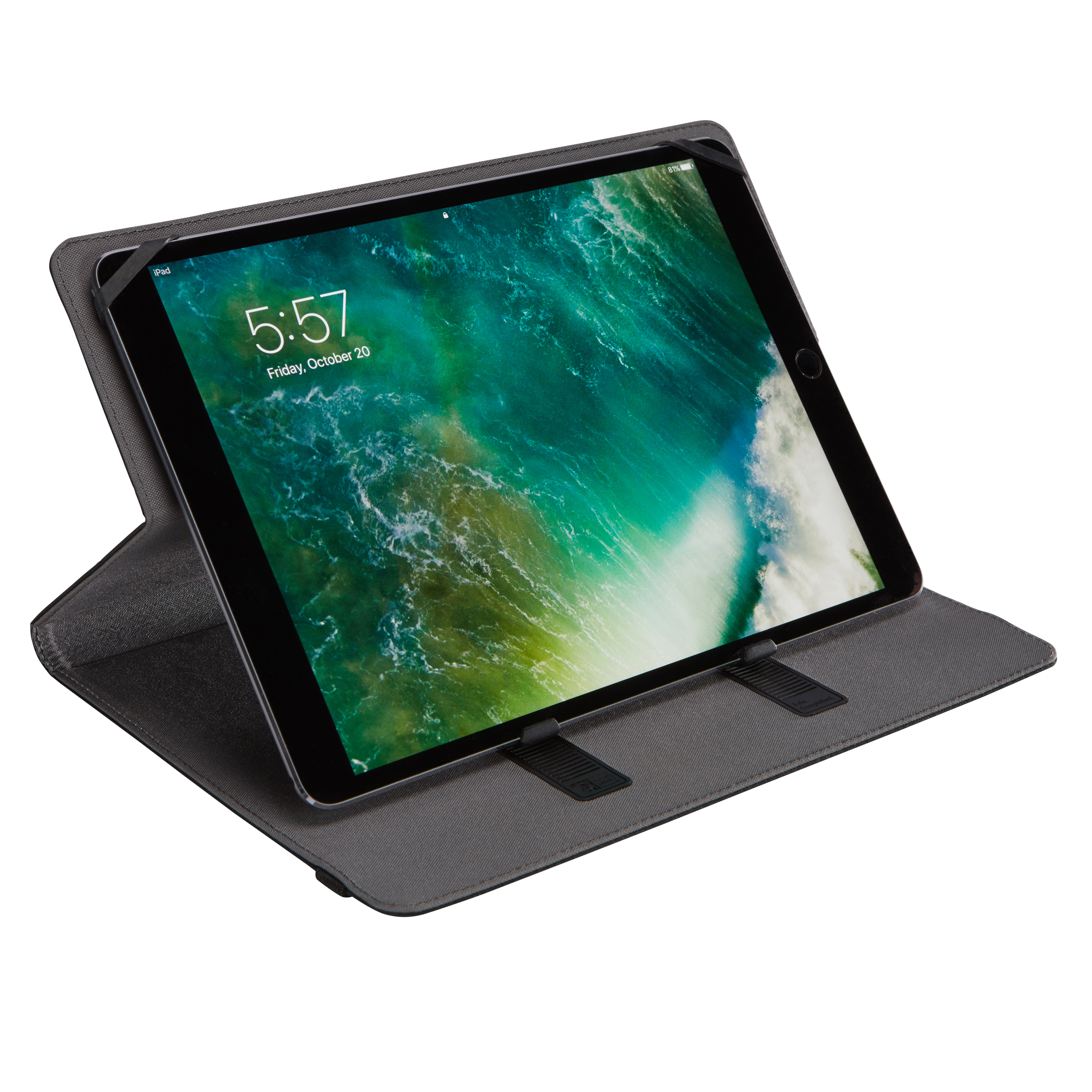 Tablet in een grijze hoes, schuin op een standaard, tijd weergeven, witte achtergrond.