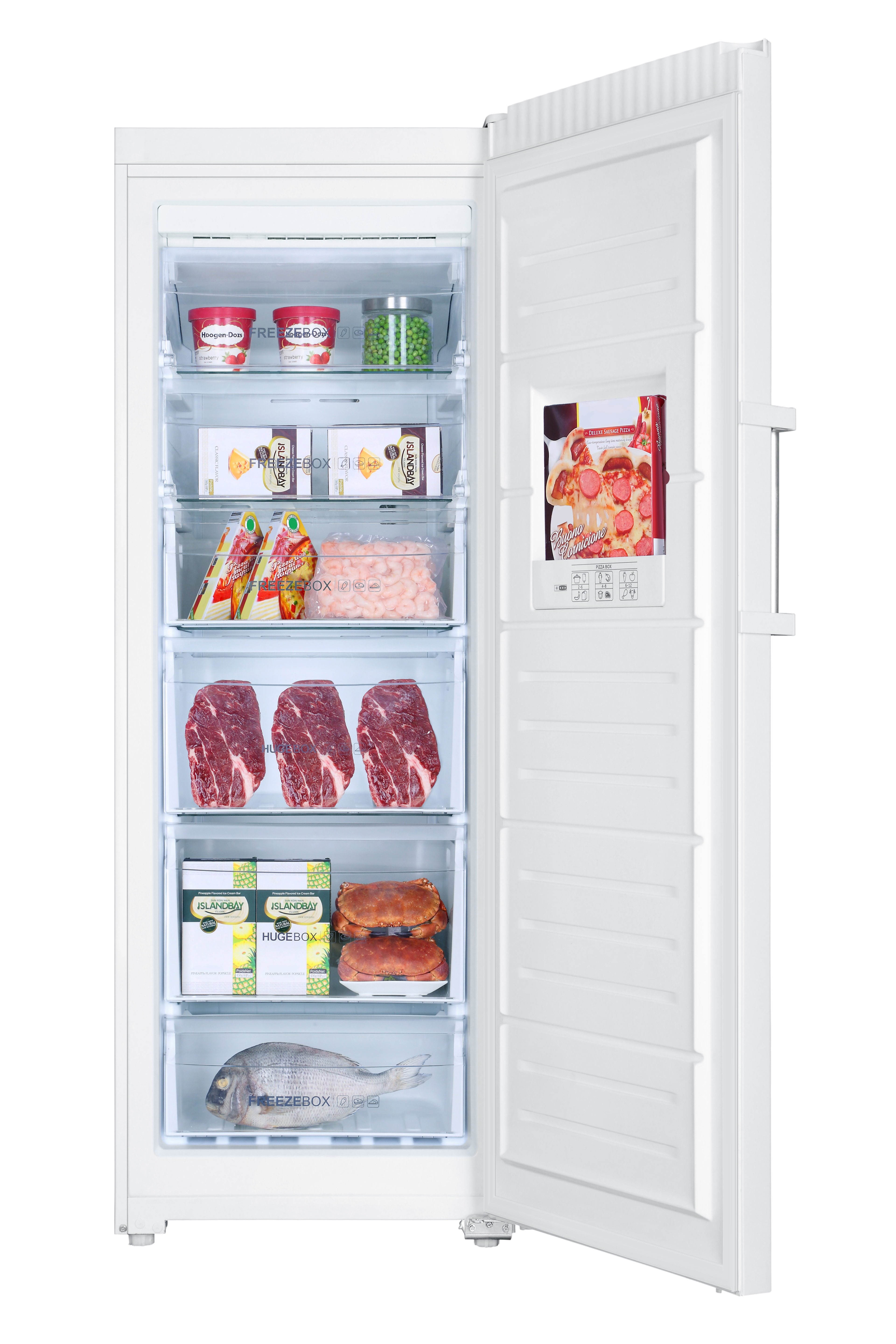 Ein offener, weißer Gefrierschrank, gefüllt mit Lebensmitteln in Boxen, darunter Fleisch, Pizza und Eis.