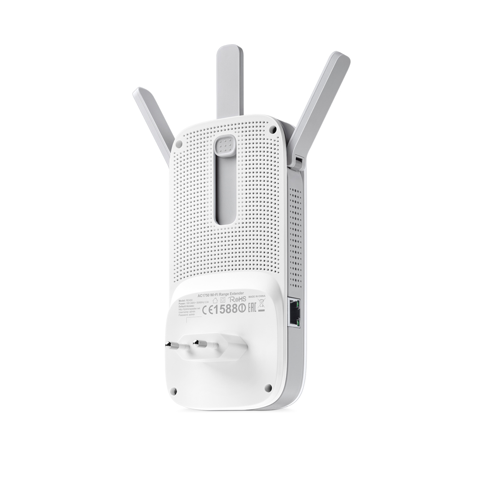 Weißer WLAN-Repeater mit drei Antennen. Er hat ein perforiertes Design und einen Stecker.