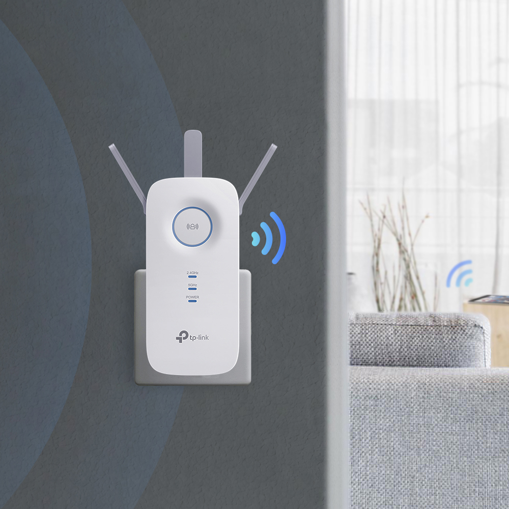 Ein weißer TP-Link WLAN-Repeater, der in eine graue Steckdose eingesteckt ist, mit blauen Wellen.