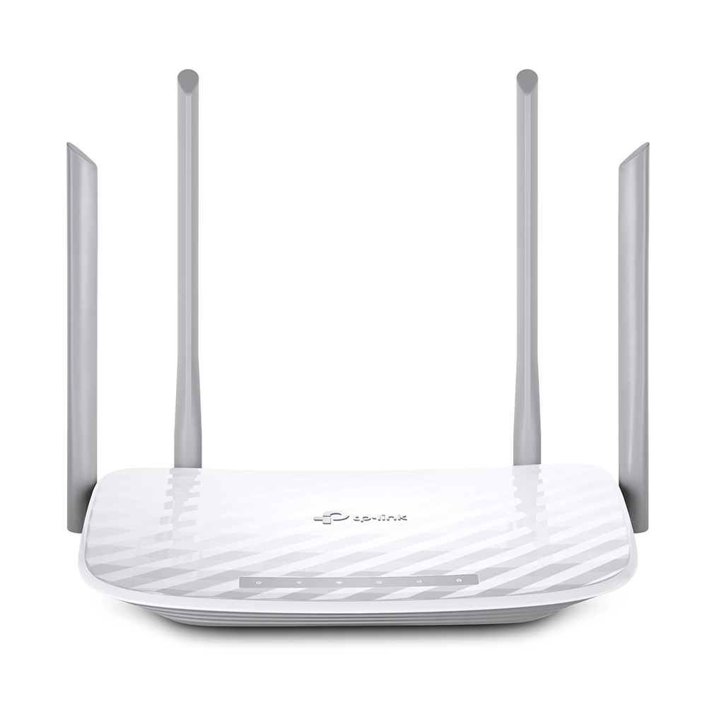 Weißer TP-Link-Router mit vier Antennen, auf weißem Hintergrund.
