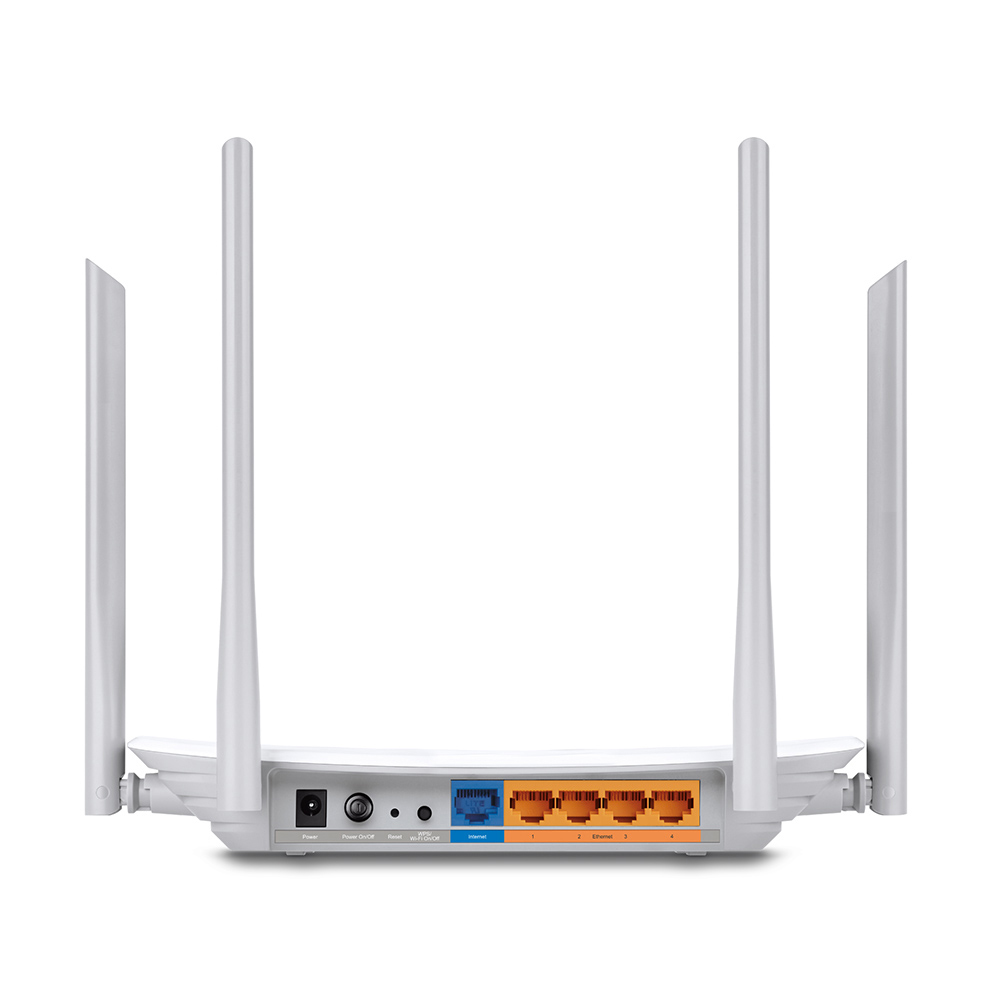 Rückseite eines weißen Routers mit Antennen und Anschlüssen.