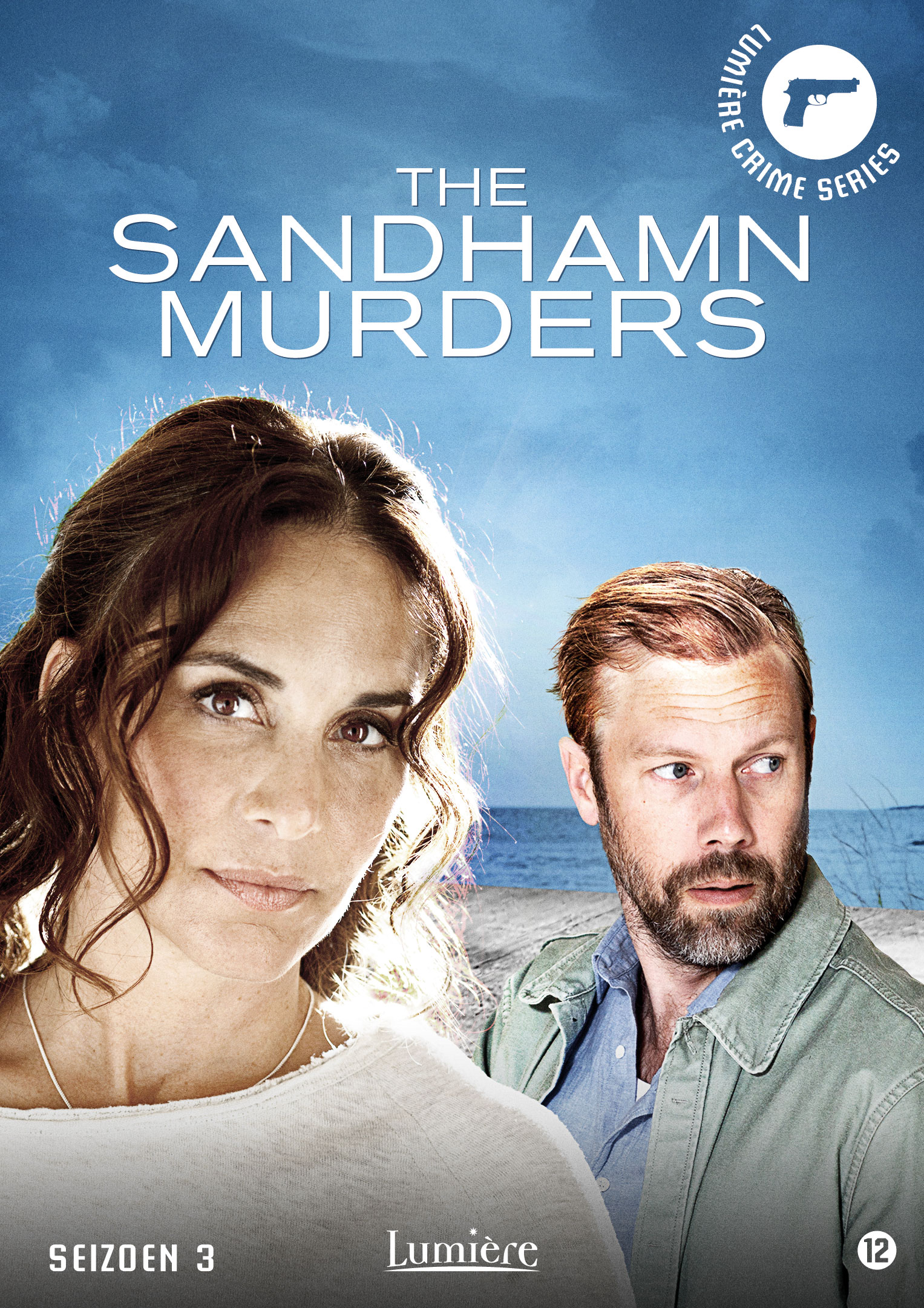 Couverture de film. Deux personnes sur fond bleu, titre 'The Sandhamn Murders'. Femme et homme.