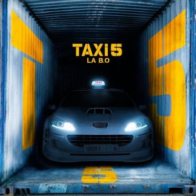 Voiture dans un conteneur, Taxi 5, texte LA B.O. en jaune.