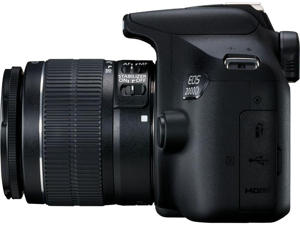 Un appareil photo Canon EOS 2000D noir avec un objectif fixé, vu de côté.