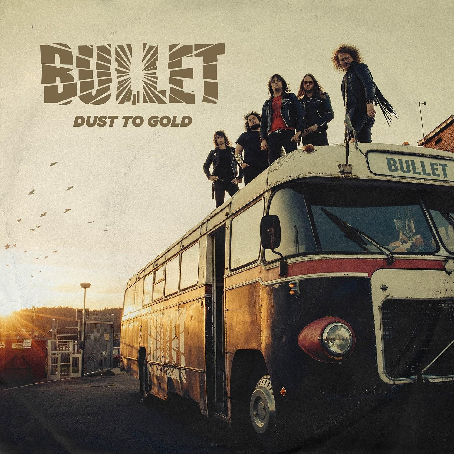 Band auf einem Bus. Titel: Bullet. Sonnenuntergang im Hintergrund.