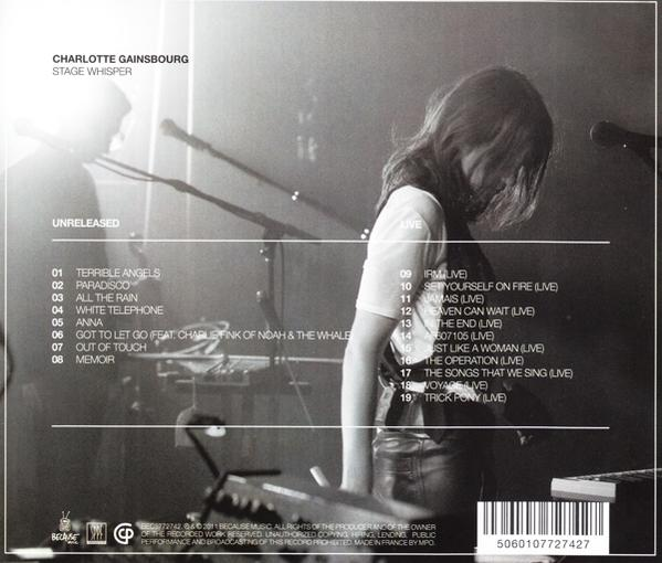 Achterkant van het album van Charlotte Gainsbourg met tracklist, een podiumfoto met een persoon op de voorgrond.