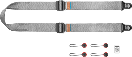 Due cinghie grigie e accessori. Hardware nero e grigio. Per fotocamera o attrezzatura simile.