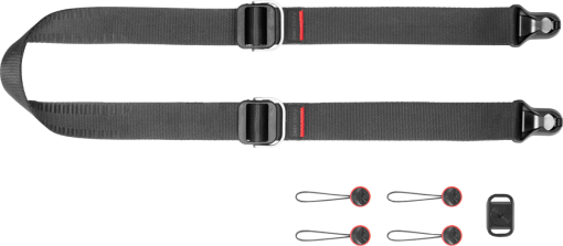 Schwarzer Kameragurt und mehrere schwarze Verbinder mit roten Akzenten. Alle auf weißem Hintergrund.