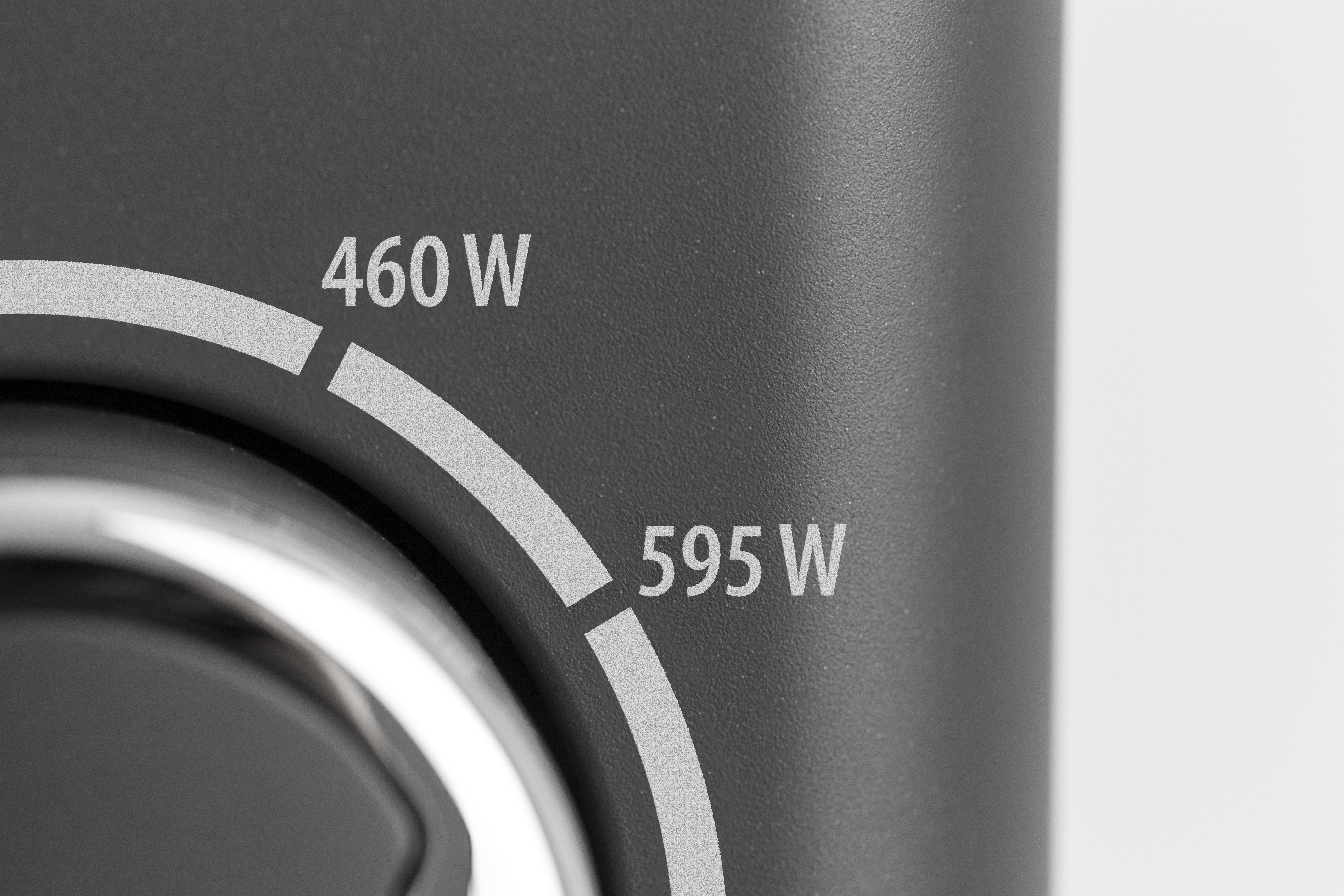 Nahaufnahme eines Leistungsreglers mit Markierungen 460W und 595W.