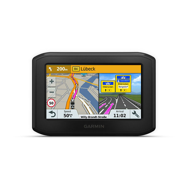 Dispositivo di navigazione GPS Garmin nero che mostra una mappa e un percorso.