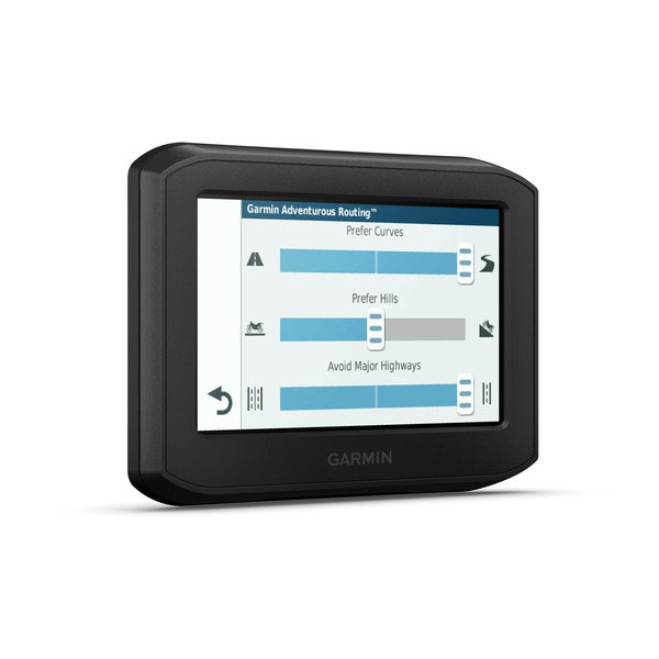 Dispositivo GPS nero con uno schermo che mostra le opzioni di routing. Logo Garmin. Sfondo bianco.