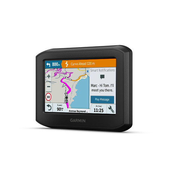 Un dispositivo GPS Garmin nero che mostra una mappa con percorso, velocità e notifiche intelligenti.
