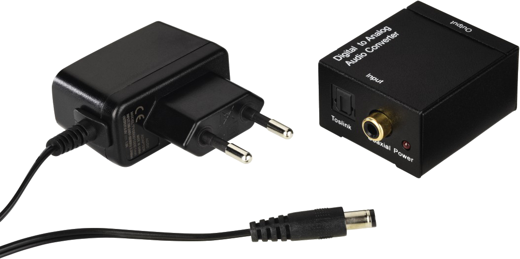 Fekete digitális-analóg audio konverter és hálózati adapter. Kábelek és dugók láthatók. Fehér háttér.
