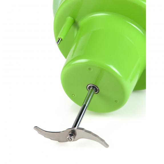 Un hachoir alimentaire vert avec une lame en acier inoxydable. Il est sur une surface blanche.