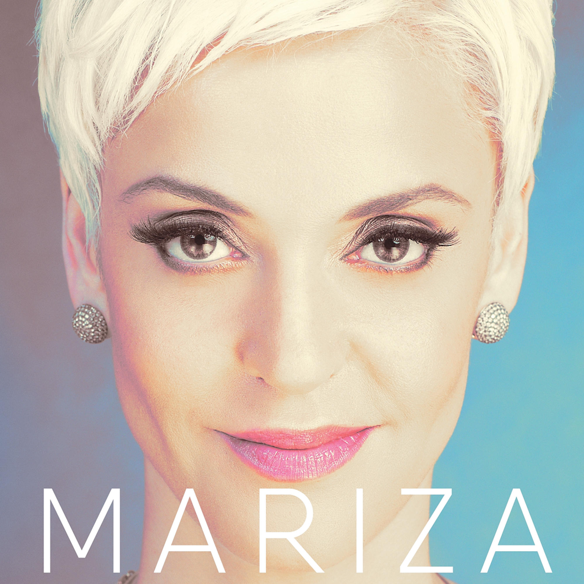 Nahaufnahme eines Frauen-Gesichts mit blonden kurzen Haaren und Ohrringen. Der Name MARIZA steht unten.