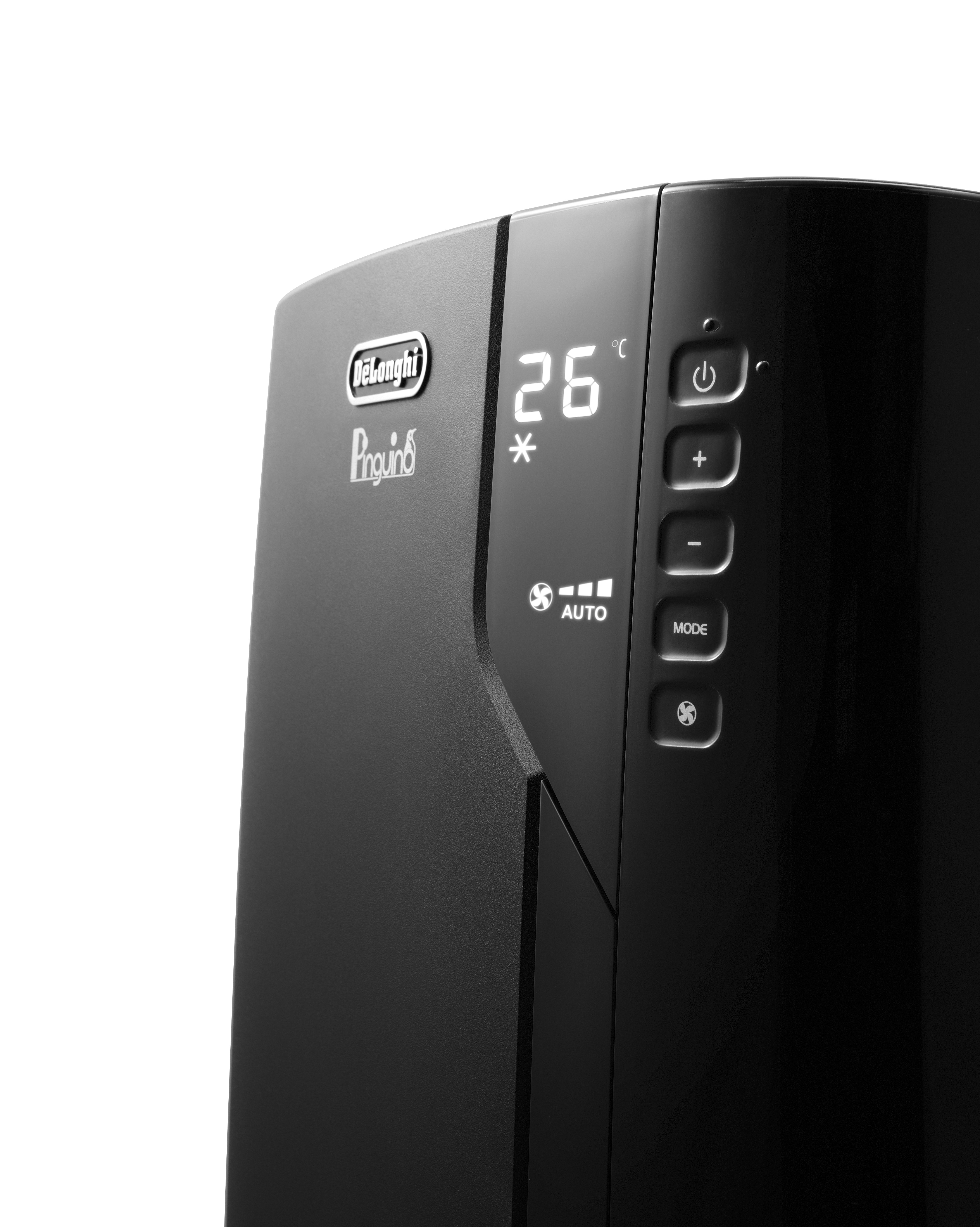 Zwarte DeLonghi Pinguino airconditioner, met 26 graden. Heeft aan/uit, plus, min, modus en ventilator knoppen. Witte achtergrond.