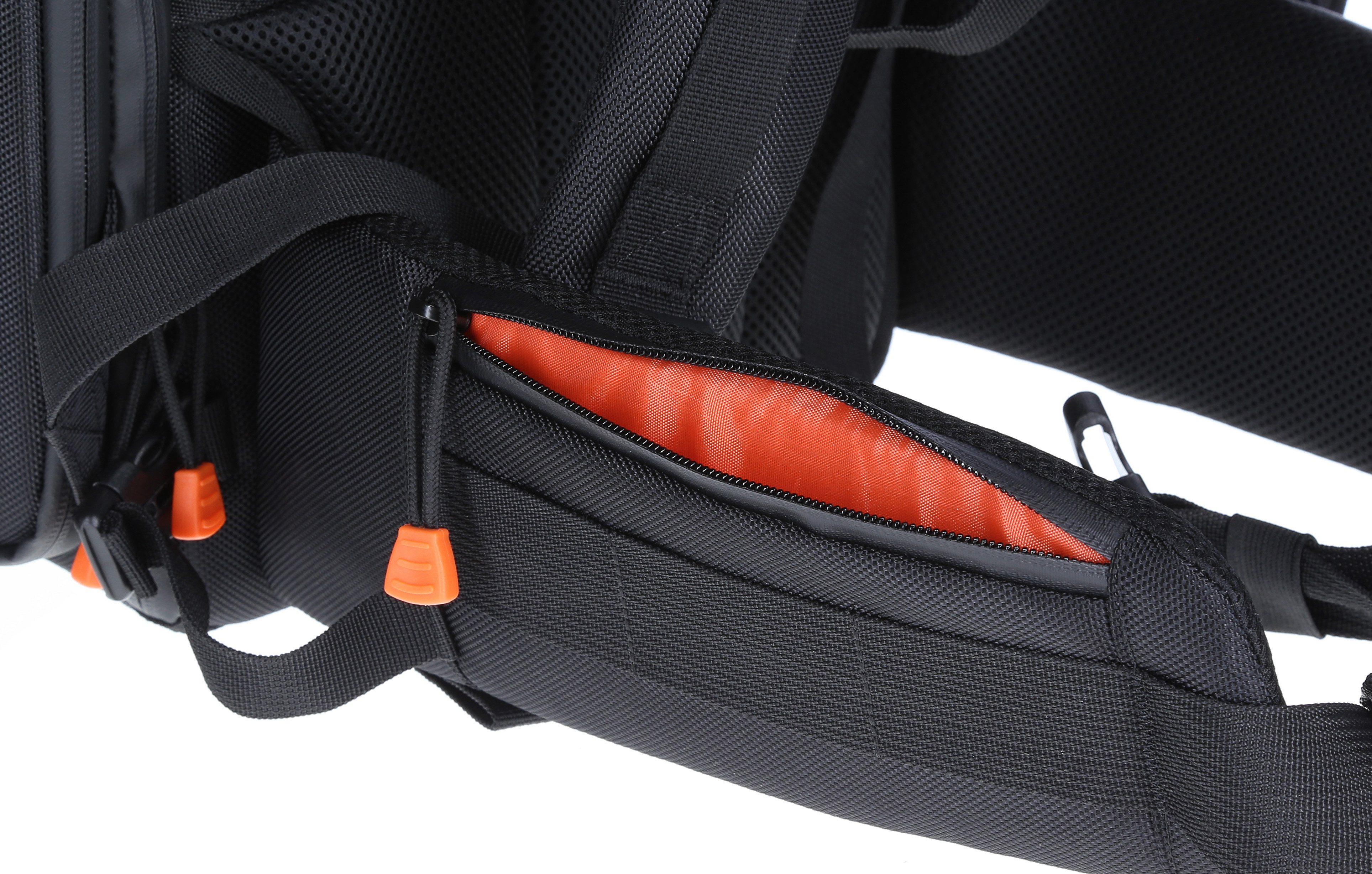 Rucksack-Schulterriemen mit Reißverschlusstasche. Oranger Reißverschluss.