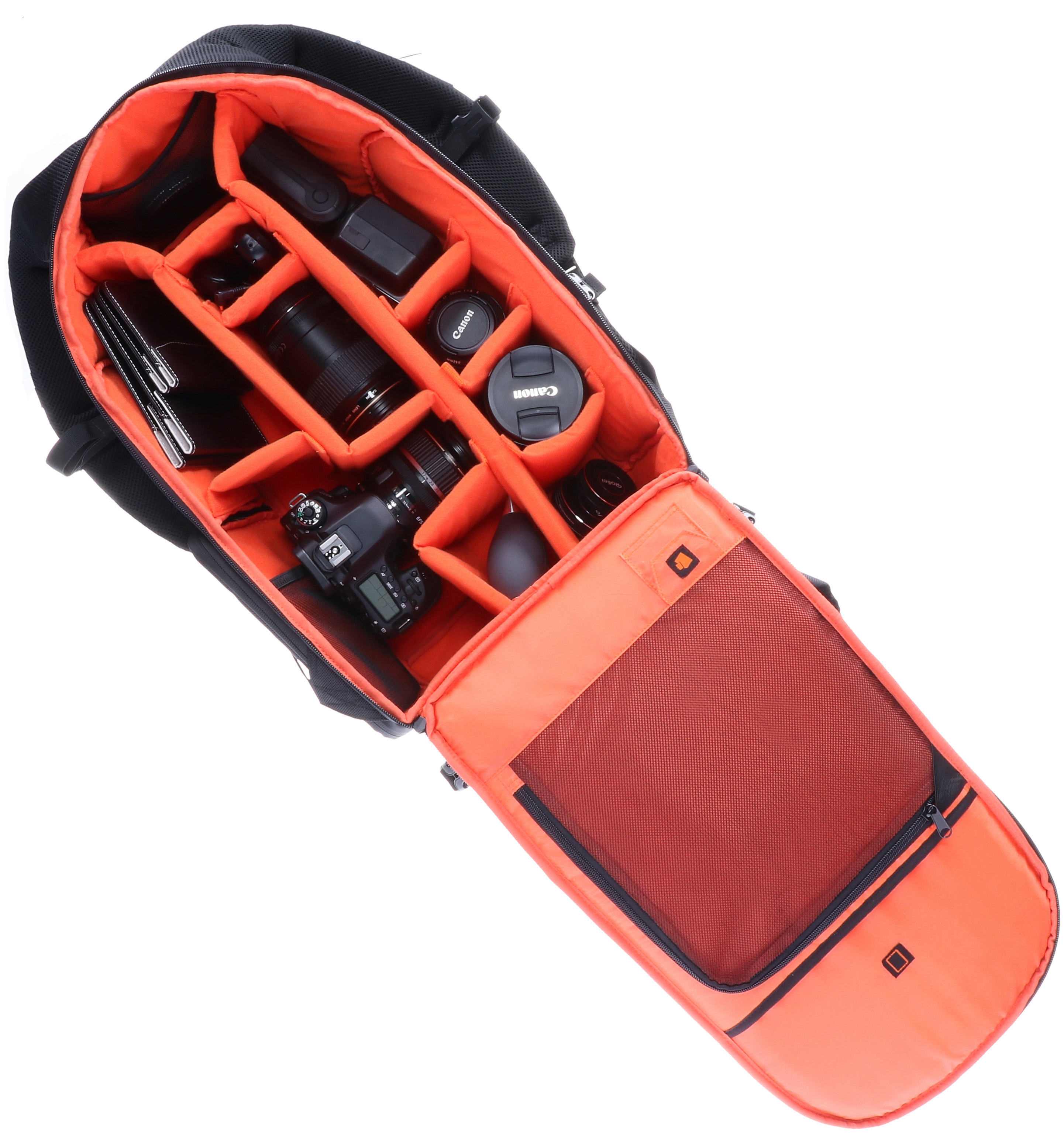 Schwarze Kameratasche geöffnet, mit Kameraausrüstung darin. Orange Trennwände und Futter. Weißer Hintergrund.