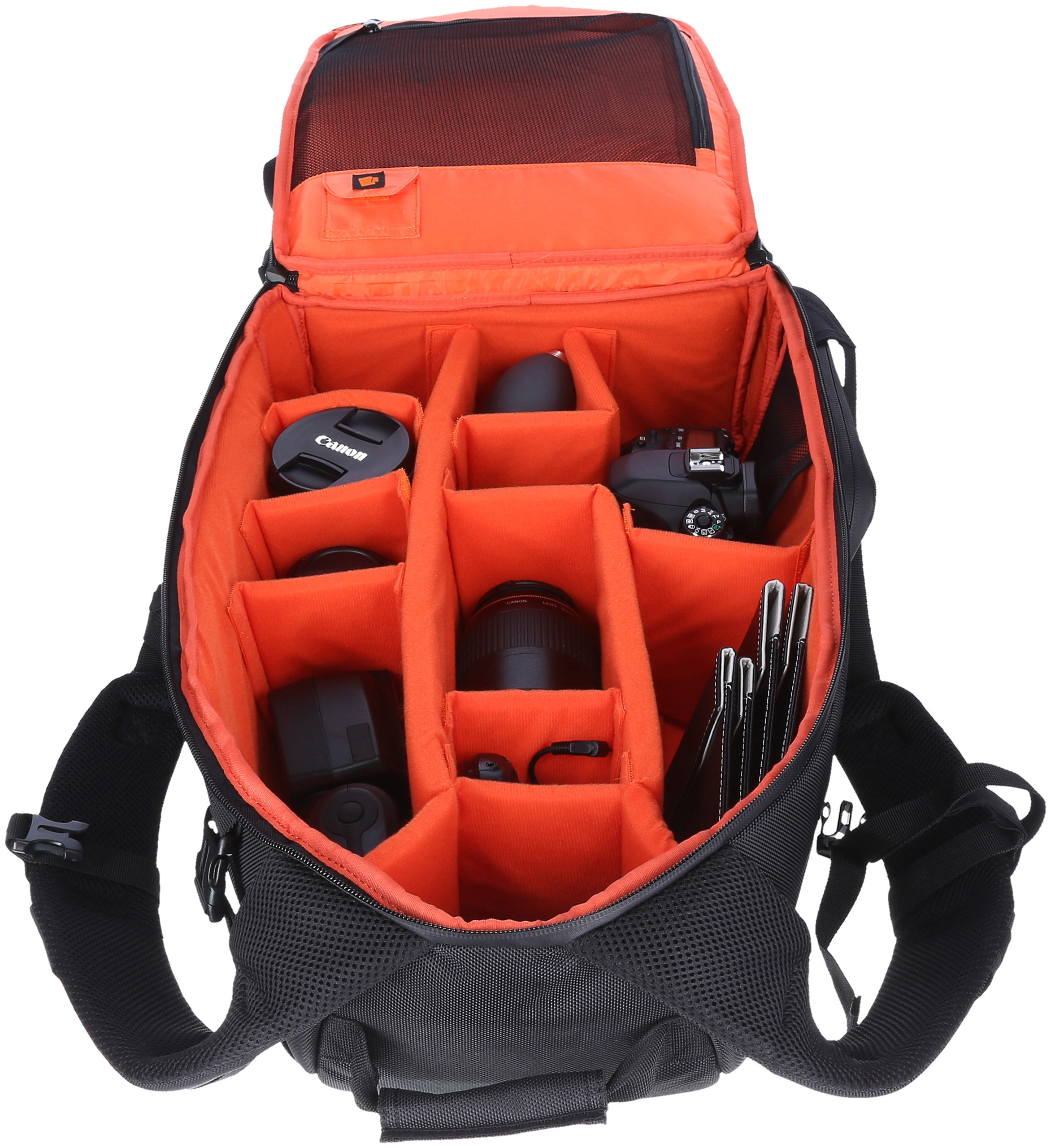 Ein offener, orangefarbener Kamera-Rucksack mit mehreren Fächern. Enthält Kameraausrüstung.