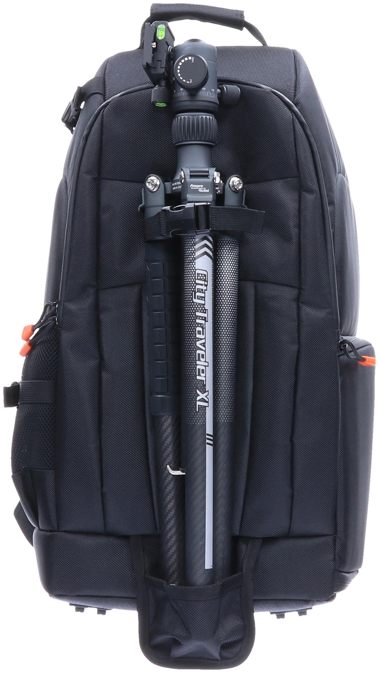 Schwarzer Rucksack mit Stativ auf der Rückseite befestigt. Stativ in Halterung.