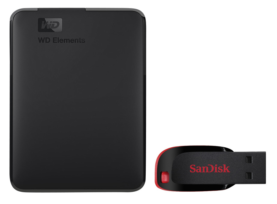 Schwarze WD Elements externe Festplatte und ein rot-schwarzer SanDisk USB-Stick. Weißer Hintergrund.