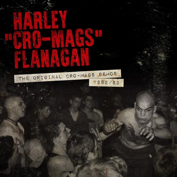 Schwarzweißfoto einer Menschenmenge auf einem Konzert. Der Text "HARLEY "CRO-MAGS" FLANAGAN" ist sichtbar.