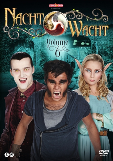 Pochette de DVD avec trois acteurs costumés, titre 'NACHTWATCHT' en grandes lettres et numéro de volume.