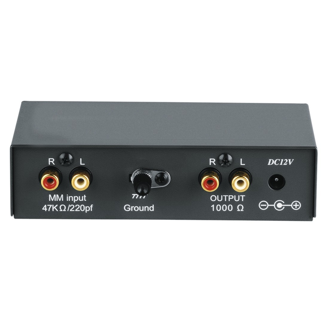 Façade d'un appareil audio noir avec ports d'entrée et de sortie, et un bouton Ground.