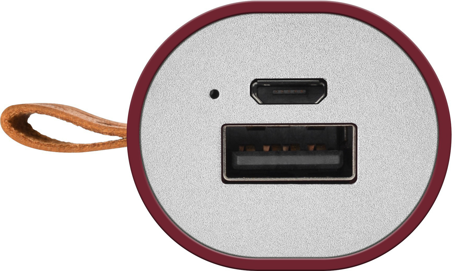 Ein weinrotes und silbernes tragbares Ladegerät mit Lederriemen und USB-/Micro-USB-Anschlüssen.