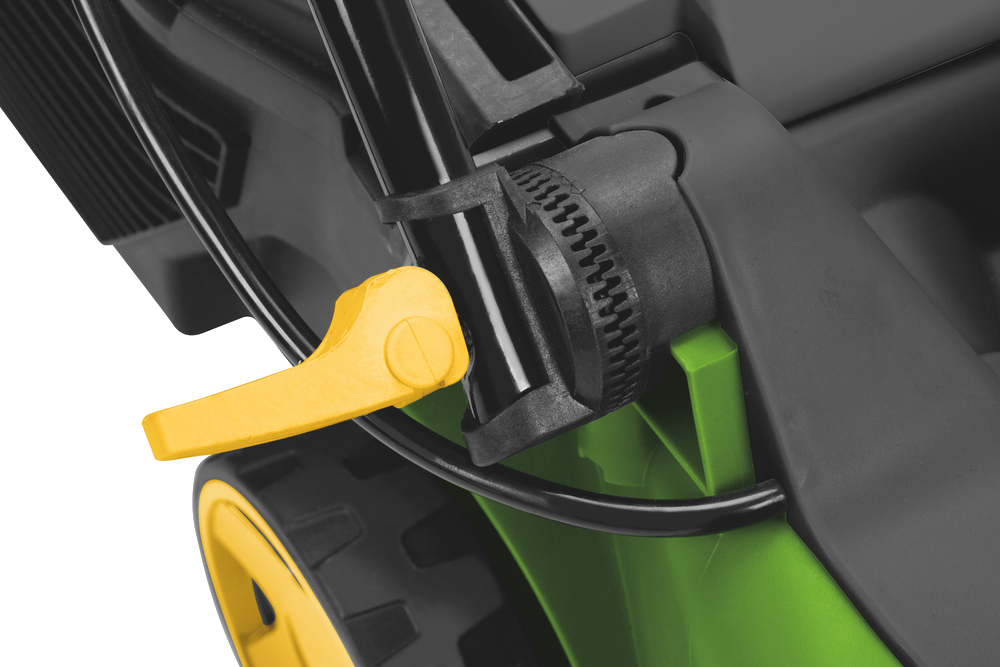 Közeli kép a fűnyíró mechanizmusáról sárga karral, fekete és zöld alkatrészekkel.