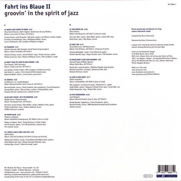 Eine gedruckte Seite eines Musikalbums mit Text über Songs, Künstlernamen und einem Logo unten.