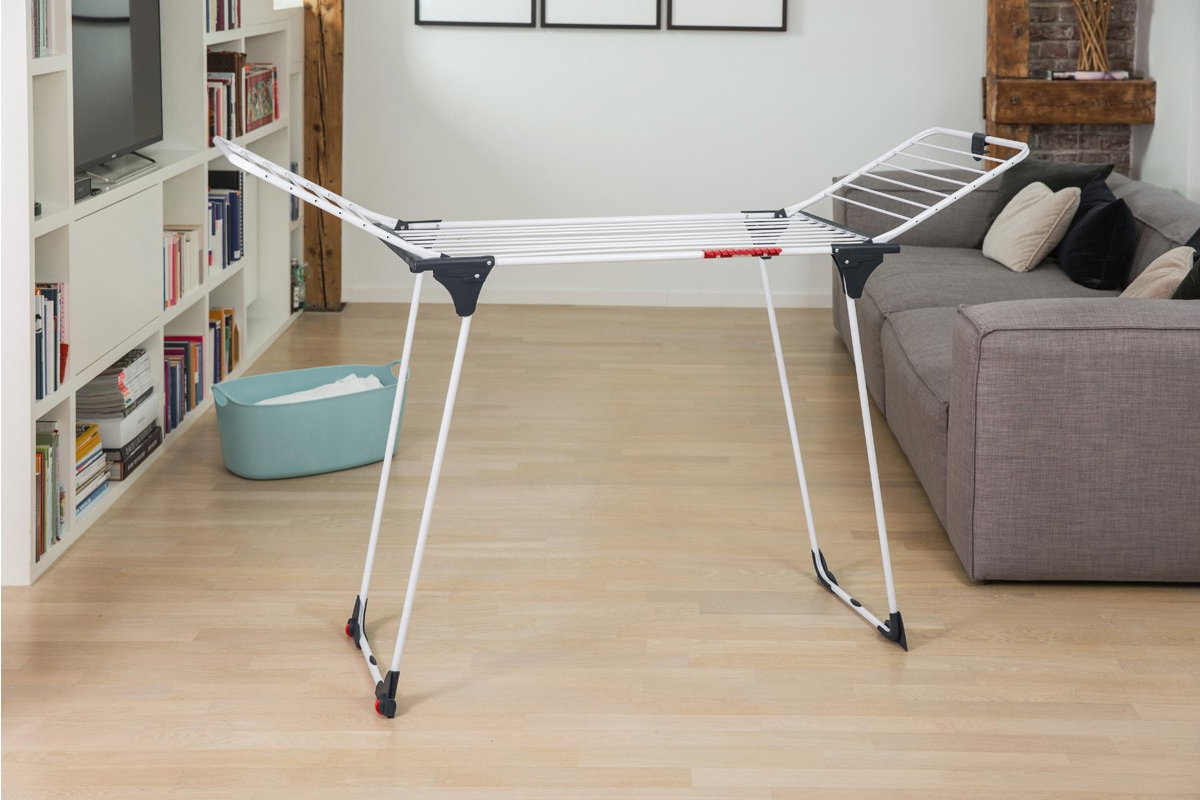 Weißer Wäscheständer im Wohnzimmer, weiße und Holztöne.