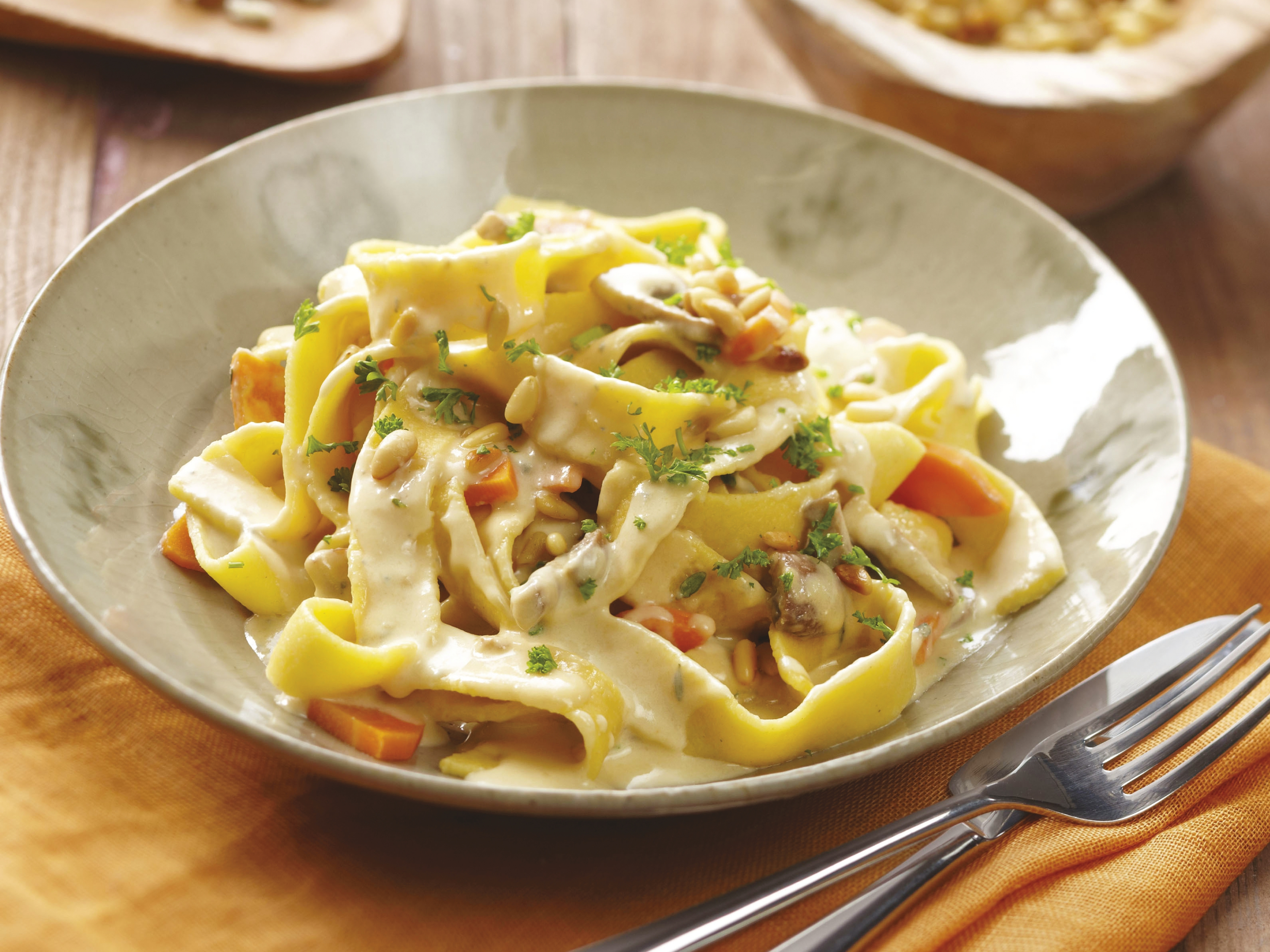 PHILIPS Pastamaker HR2358/12 für frische selbstgemachte Pasta in 10 Minuten, 8 Formen, Wiegefunktion