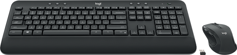 Schwarzes Tastatur- und Maus-Set auf schwarzer Oberfläche.