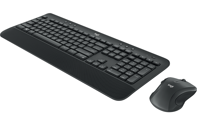 Schwarzes Logitech-Tastatur- und Maus-Set auf schwarzer Oberfläche. Tastatur mit Nummernblock, Maus rechts.