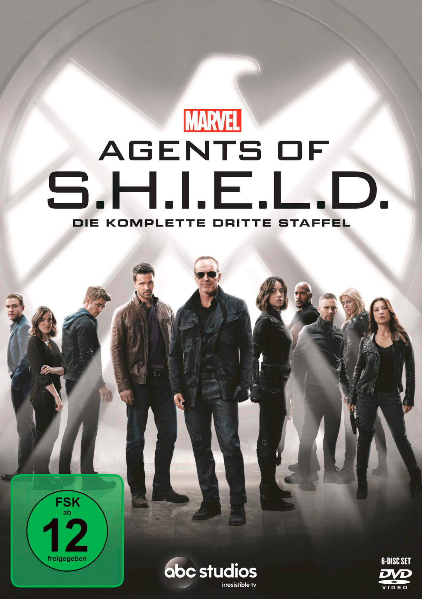 DVD-Cover für Marvel's Agents of S.H.I.E.L.D. mit der Besetzung. Der Titel ist in Schildform.