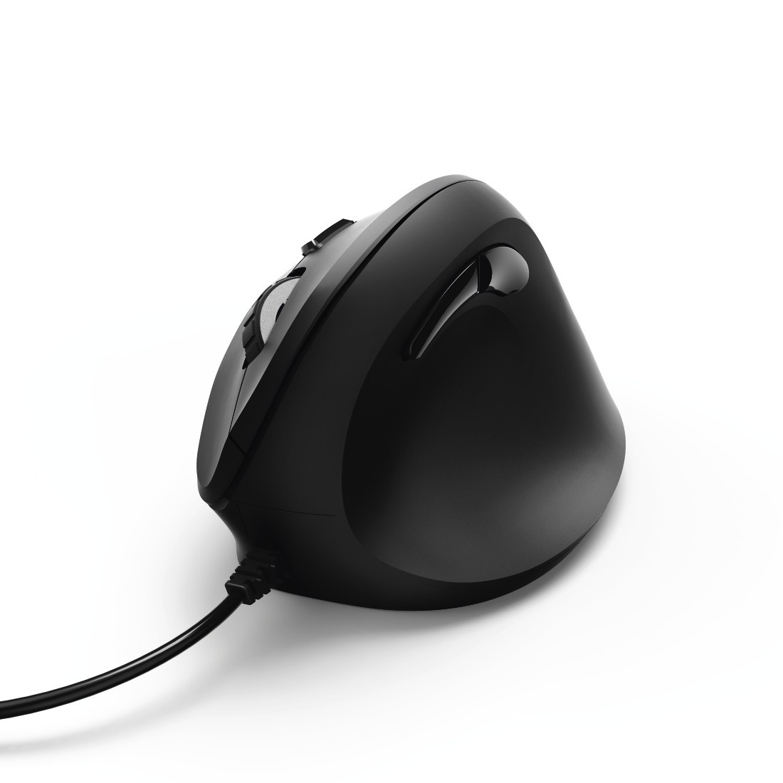 Eine schwarze ergonomische Maus mit geneigtem Design, positioniert auf weißem Hintergrund.