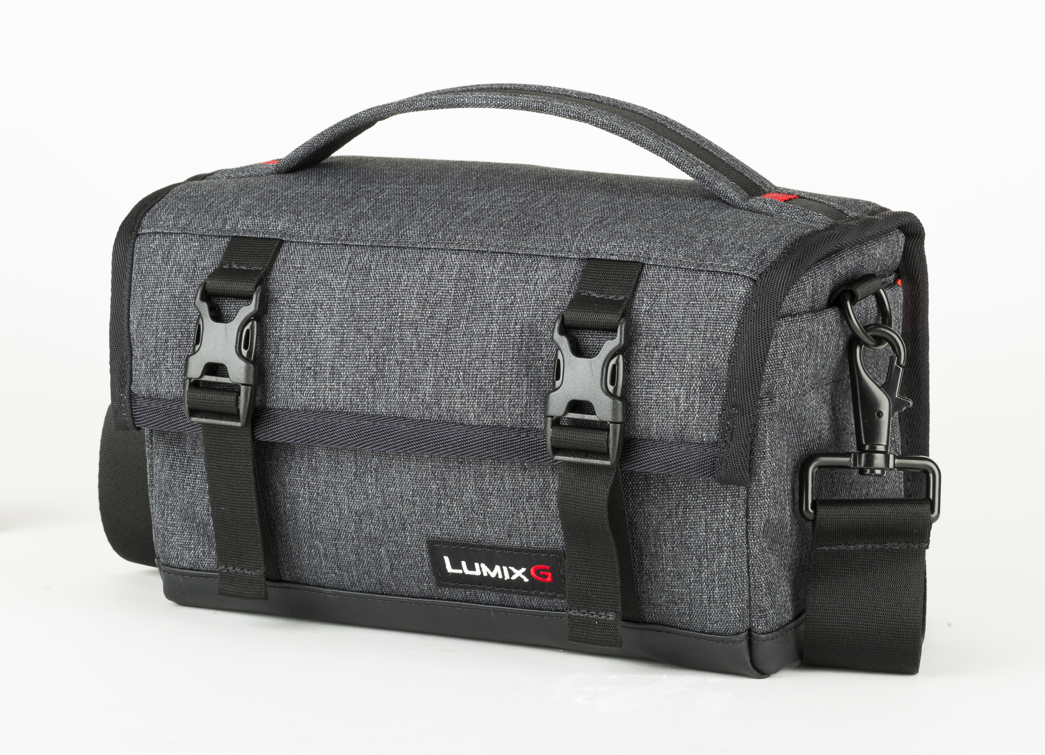 Graue Lumix G Kameratasche mit schwarzen Riemen und Schnallen. Sie ist vor weißem Hintergrund.