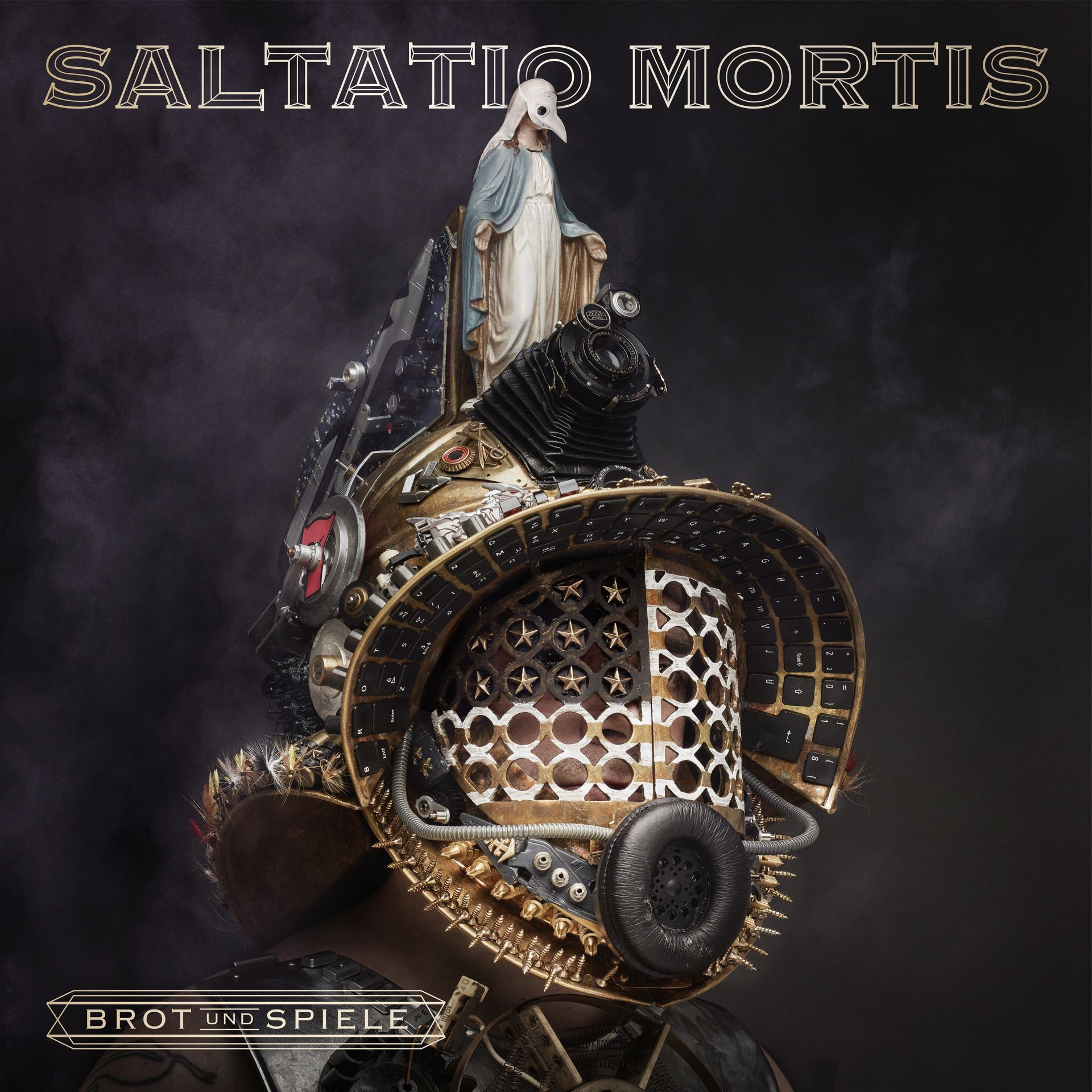 Albumcover mit Steampunk-Helm mit einer Statue oben. Titel: Saltatio Mortis. Text: Brot und Spiele.