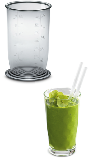 Átlátszó mérőpohár és egy pohár zöld smoothie szívószállal. Fehér háttér.