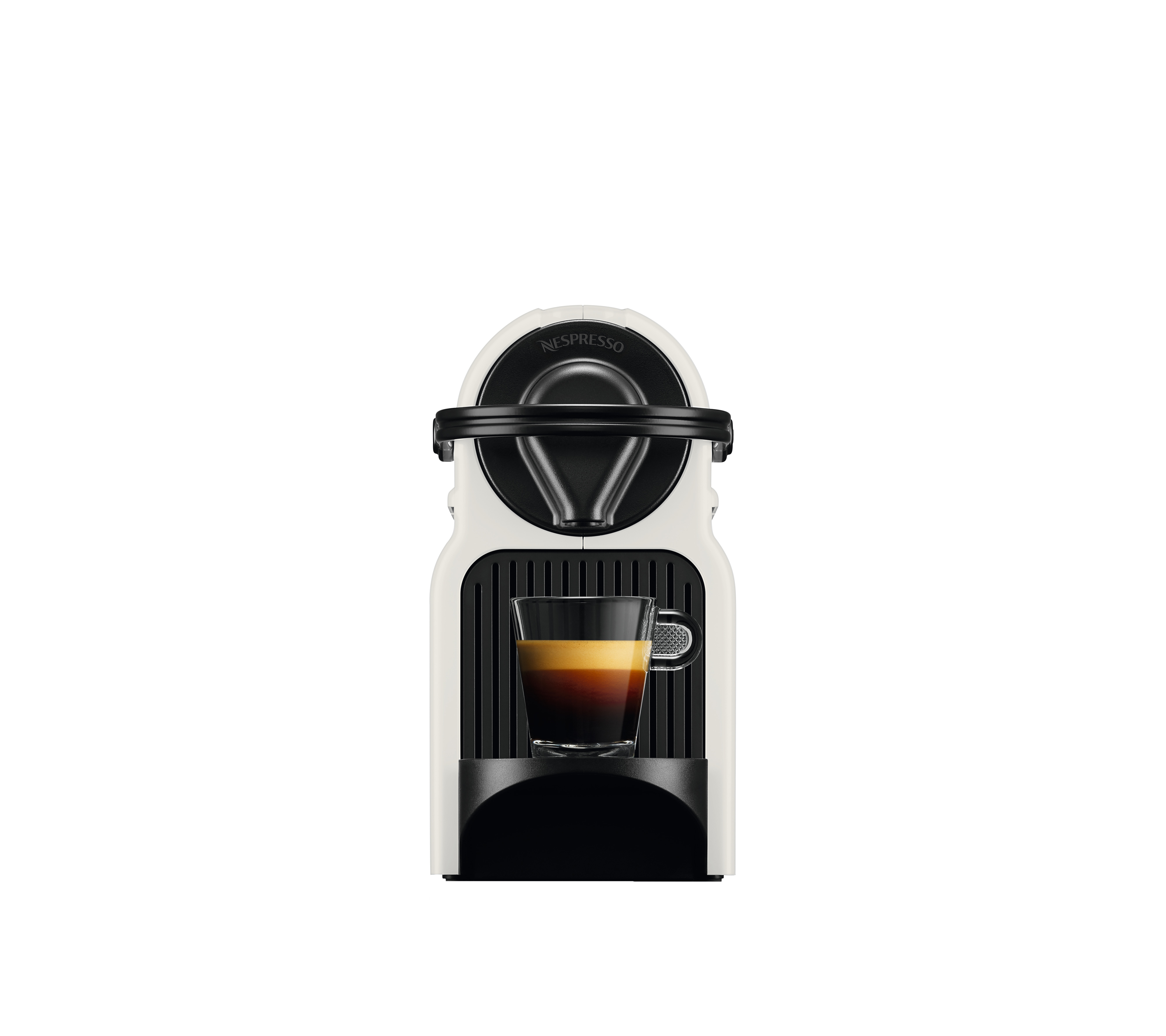 Een witte Nespresso machine met een glas koffie. De machine heeft zwarte accenten en een zwarte basis.