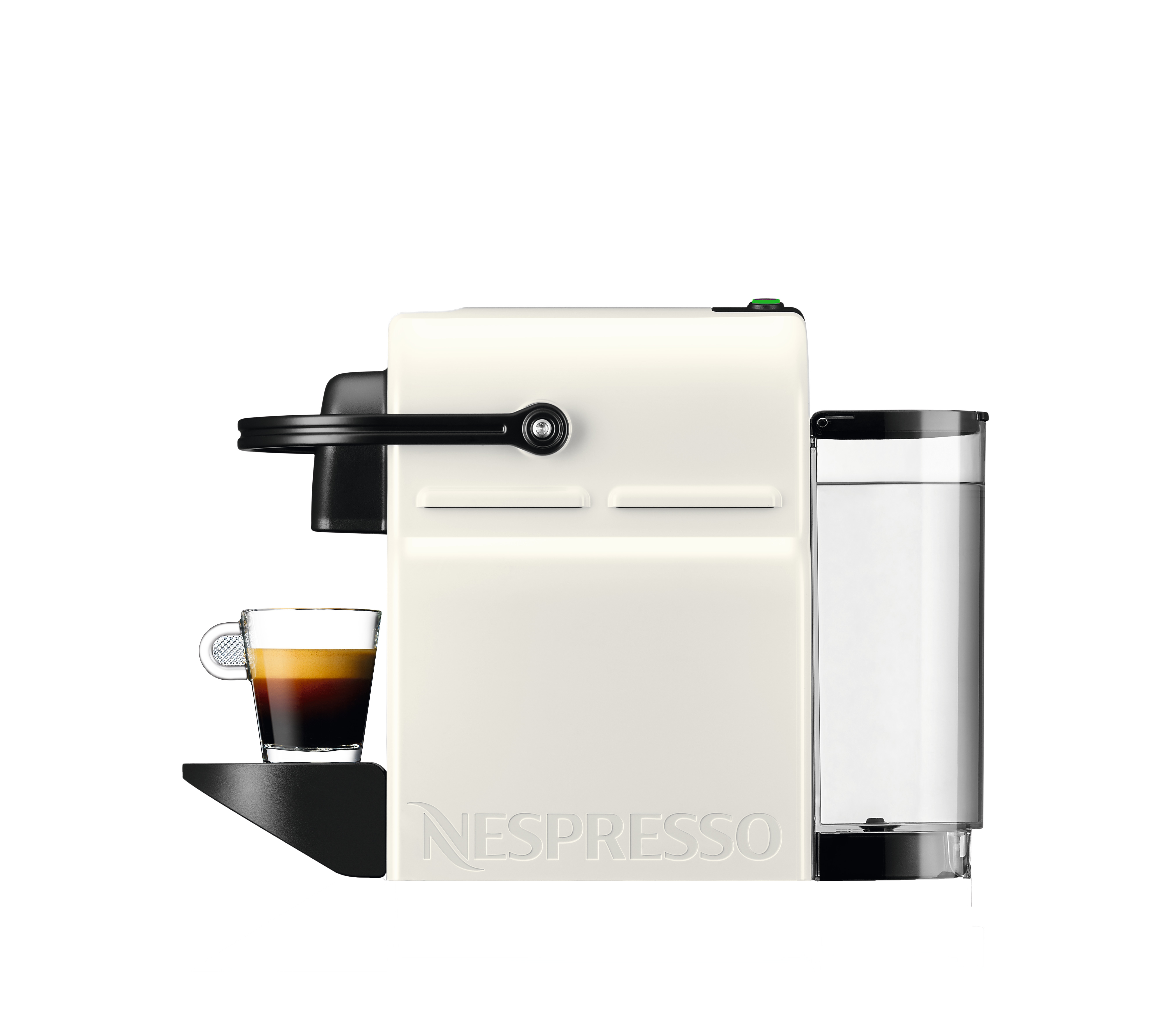 Crèmekleurige Nespresso machine met koffiekopje, watertank. Logo: Nespresso. Zwarte achtergrond.