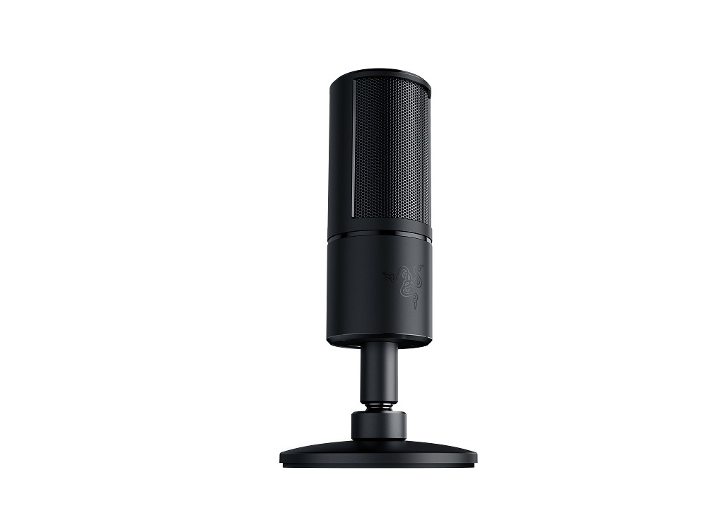Ein schwarzes Razer-Mikrofon auf einem Ständer. Das Mikrofon hat ein Mesh-Top.
