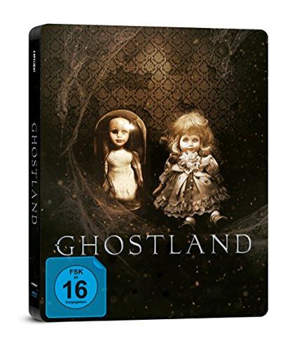 Cover von 'Ghostland' mit zwei Puppen vor dunklem, gemustertem Hintergrund.