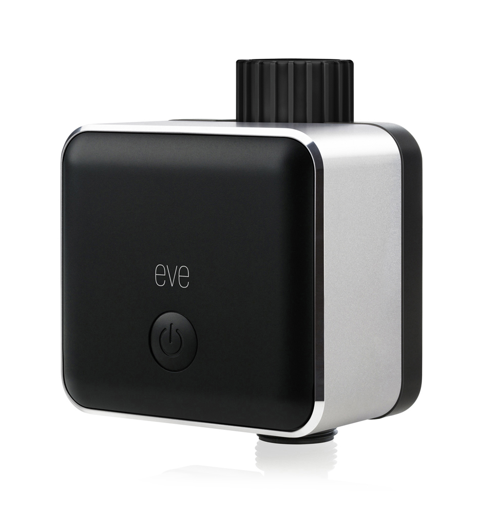 Ein schwarzes und silbernes quadratisches Gerät mit einem Ein- / Aus-Schalter, beschriftet 'eve'.