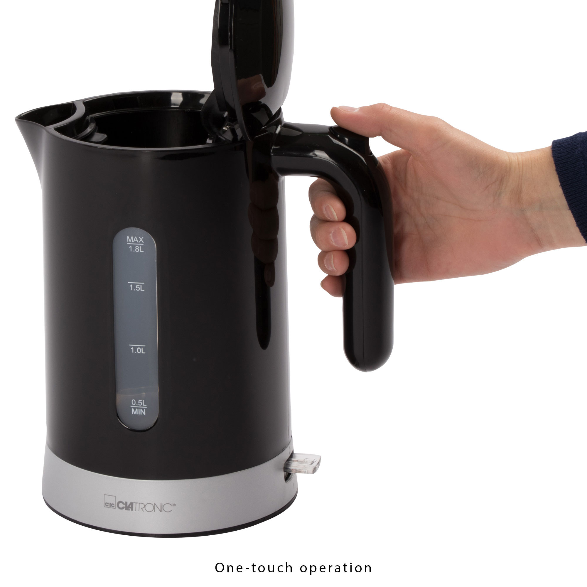 Schwarzer Wasserkocher mit Hand, die den Deckel öffnet, auf weißem Grund mit Wasserstandsanzeigen.