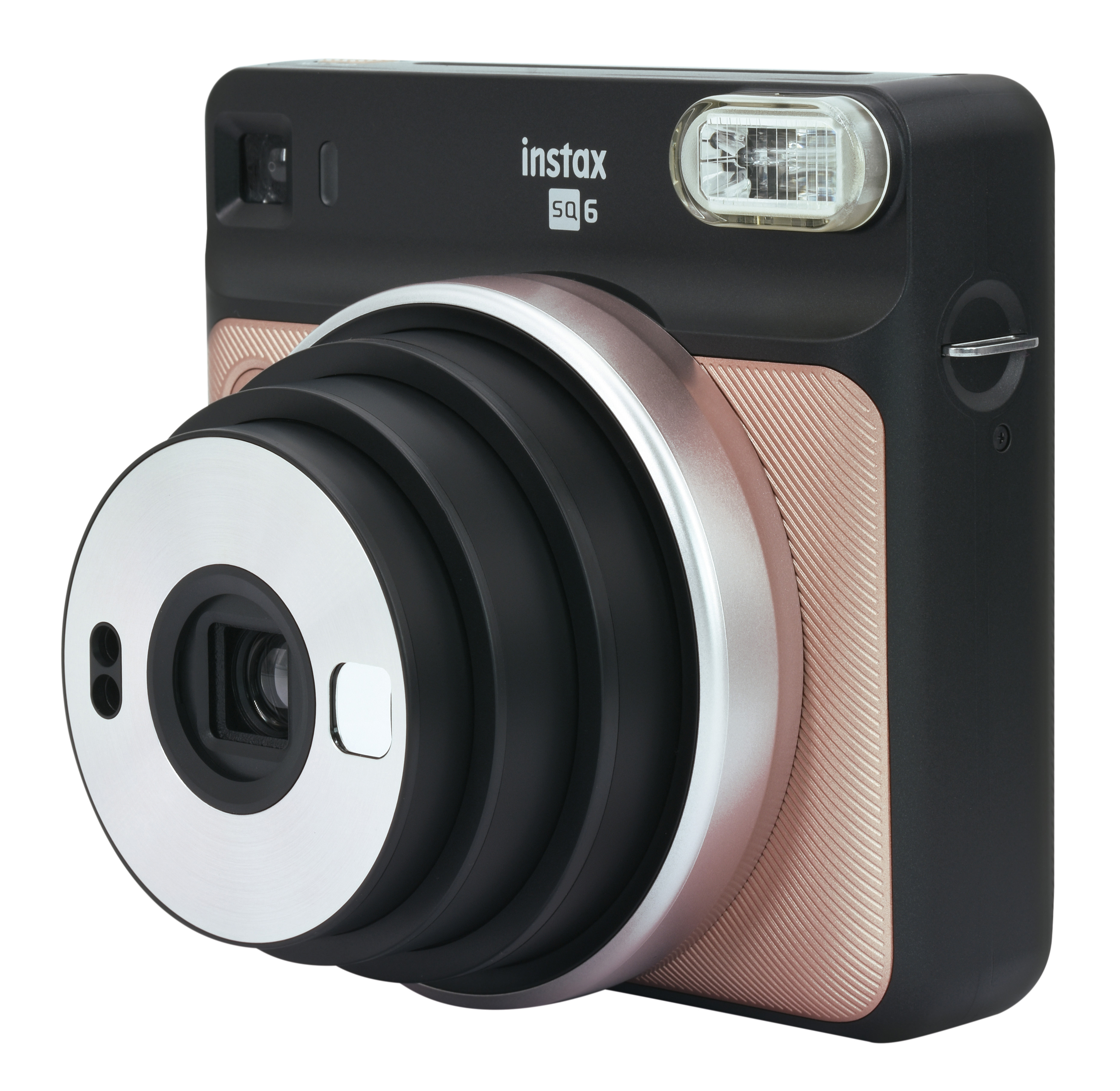 Eine schwarze und roségoldene Instax SQ6 Kamera. Die Kamera hat ein Objektiv, Blitz und Knöpfe. Sie ist auf weißem Hintergrund abgewinkelt.
