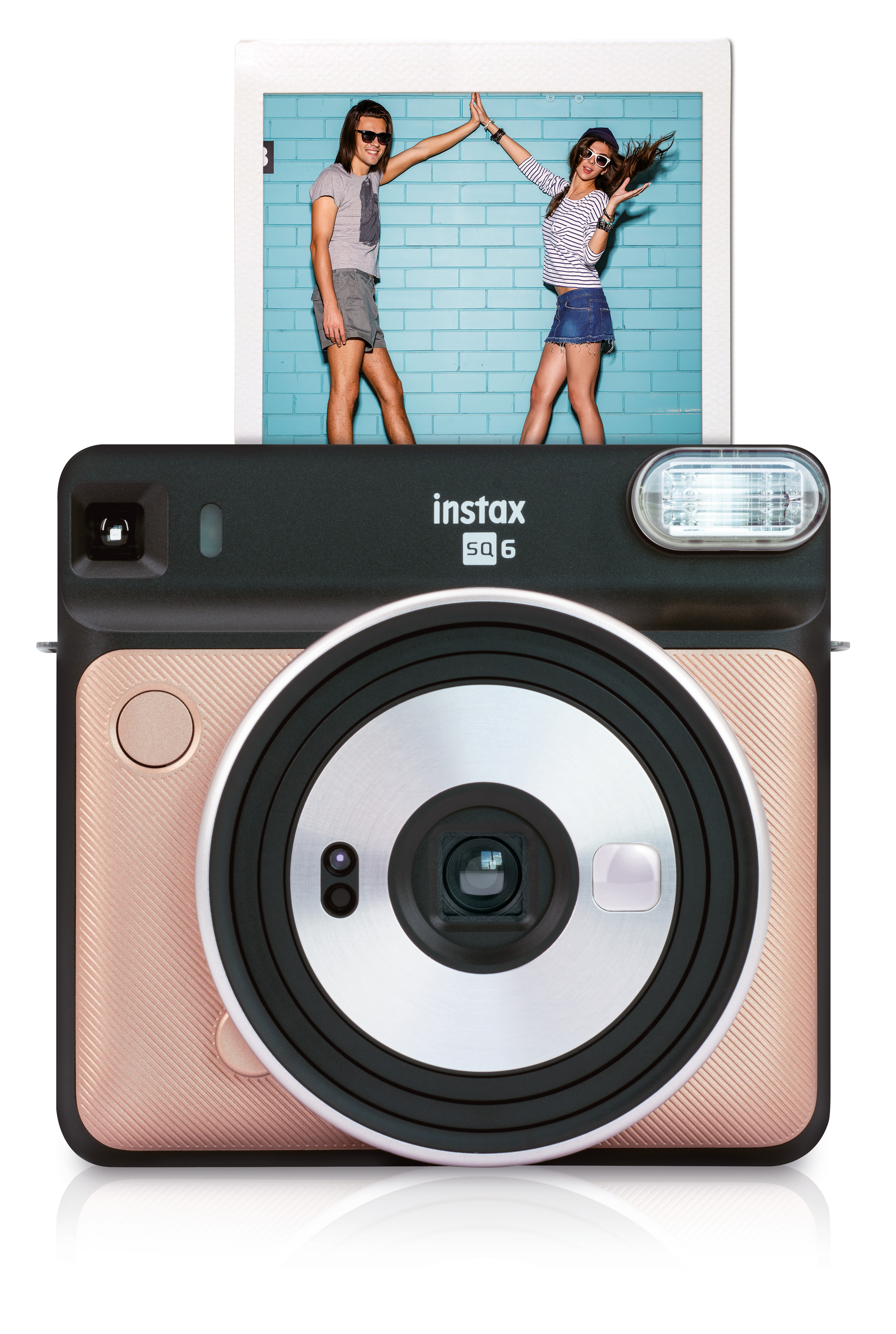 Pinke und schwarze Instax-Kamera mit Foto von tanzendem Paar, isoliert auf weißem Hintergrund.
